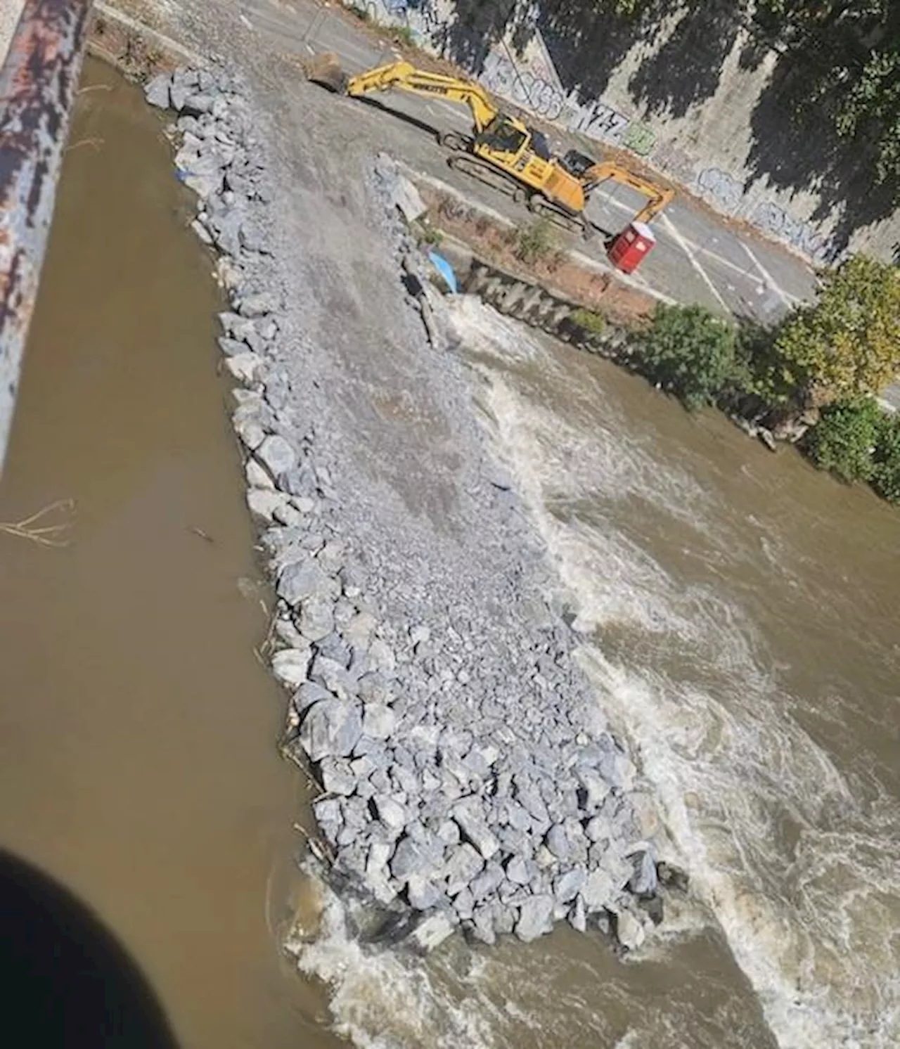 La diga misteriosa nel Tevere, che ci fa nel cuore di Roma?