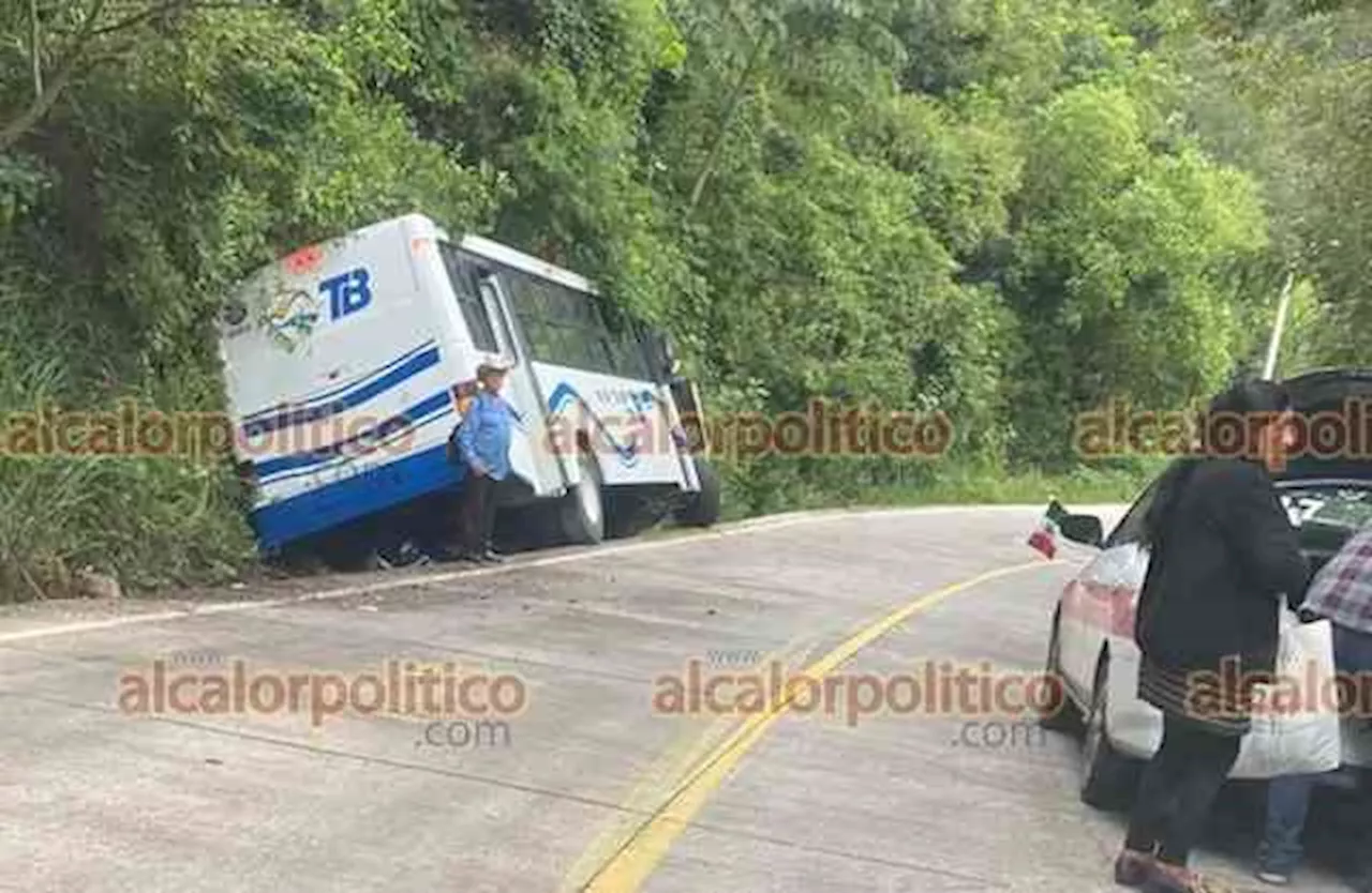 Autobús terminó en cuneta de la carretera Xalapa-Alto Lucero