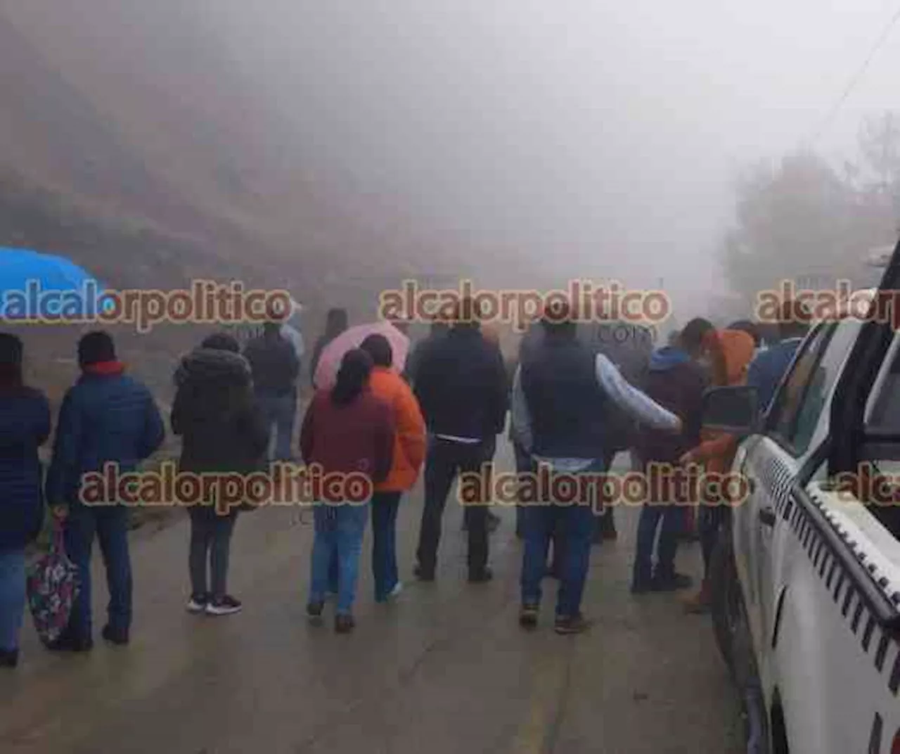 Derrumbe obstruyó carretera Tequila-Tehuipango, en Sierra de Zongolica