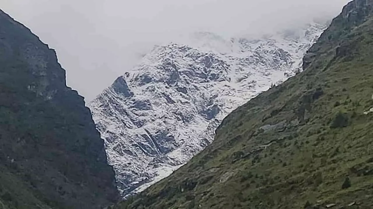 Snowfall: बदरीनाथ-केदारनाथ की ऊपरी पहाड़ियों पर हुआ सीजन का पहला हिमपात, दिखीं खूबसूरत वादियां, बढ़ी ठंड