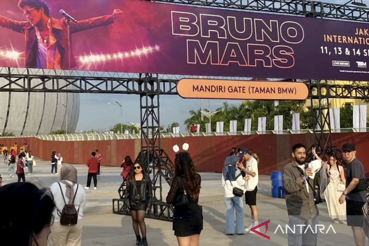 Antusiasme penggemar menyaksikan konser Bruno Mars