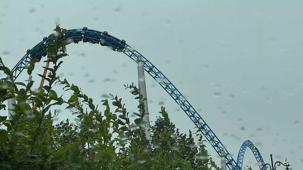 Europa-Park Rust: Achterbahn Blue Fire Megacoaster bleibt stecken