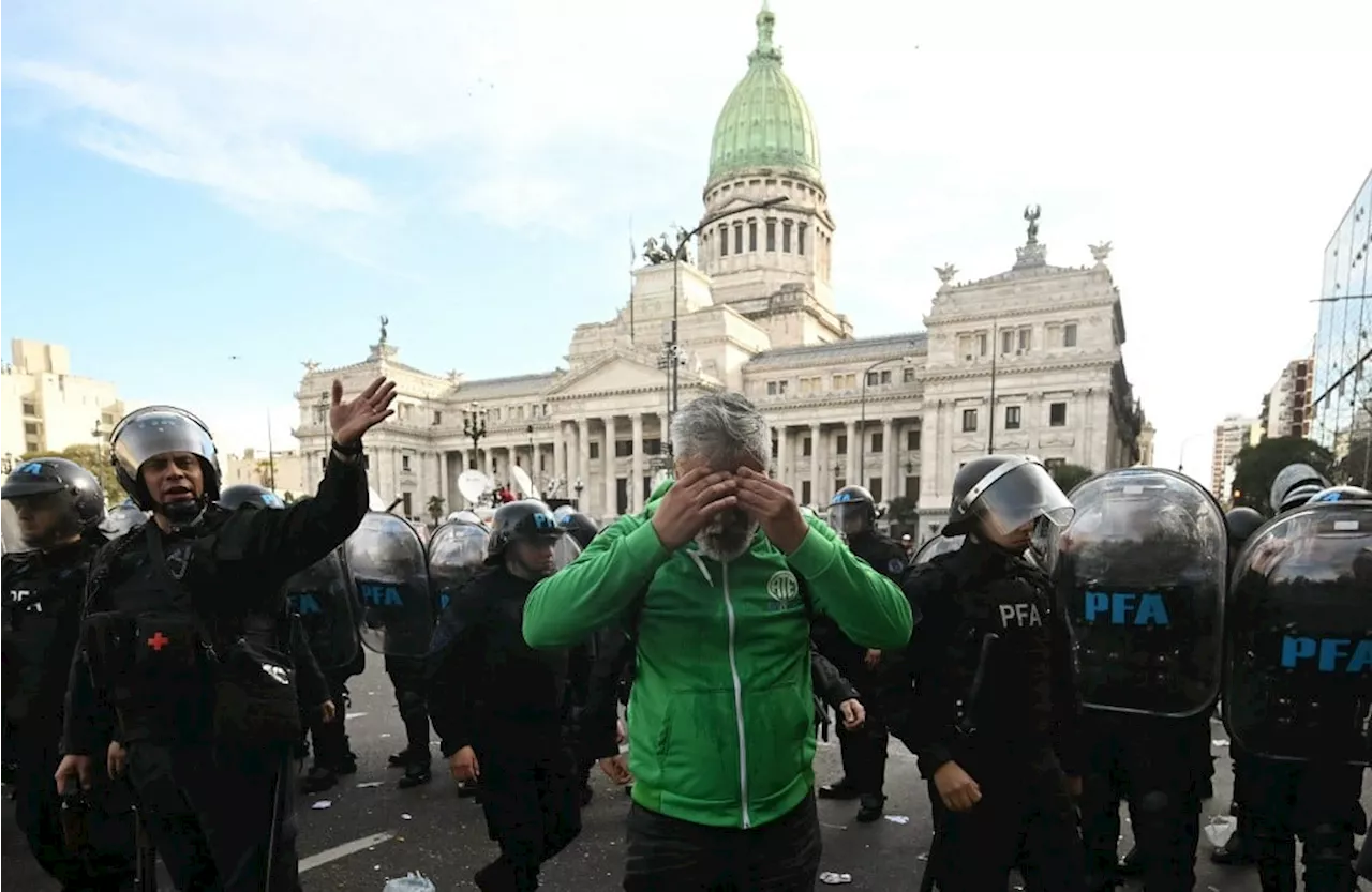 Congresso da Argentina confirma veto de Milei ao aumento das aposentadorias