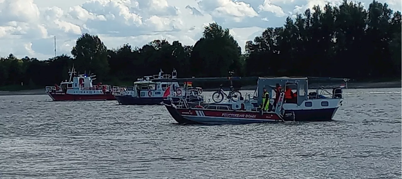 Feuerwehr Bonn sichert manövrierunfähige Motorsegelyacht auf dem Rhein