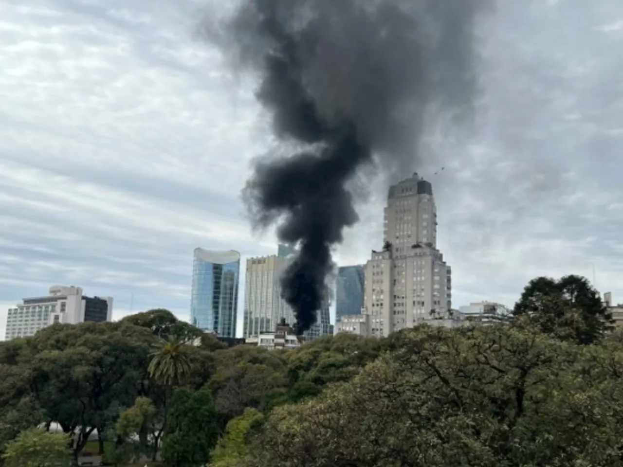 Voraz incendio en Retiro: se prendieron fuego los equipos de aire acondicionado de una torre