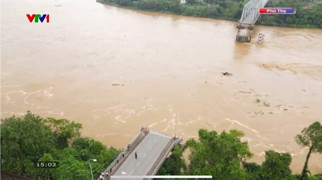 Detik-Detik Jembatan Ambruk, 10 Mobil & Truk Terjun ke Sungai