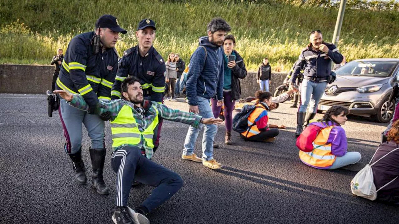 Ddl sicurezza, carcere a chi occupa strade e ferrovie per protesta: via libera dalla Camera