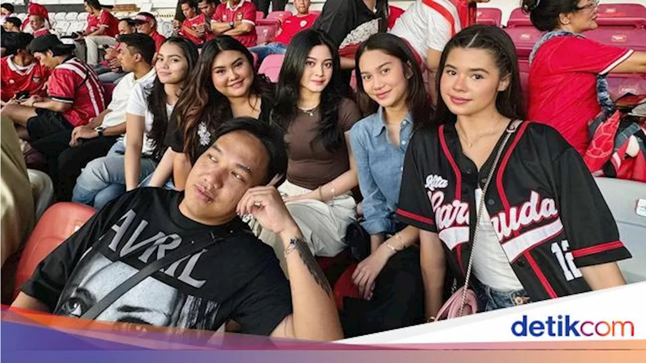 Ketika Azizah Salsha Gak Absen Nonton Timnas Indonesia Vs Australia di GBK