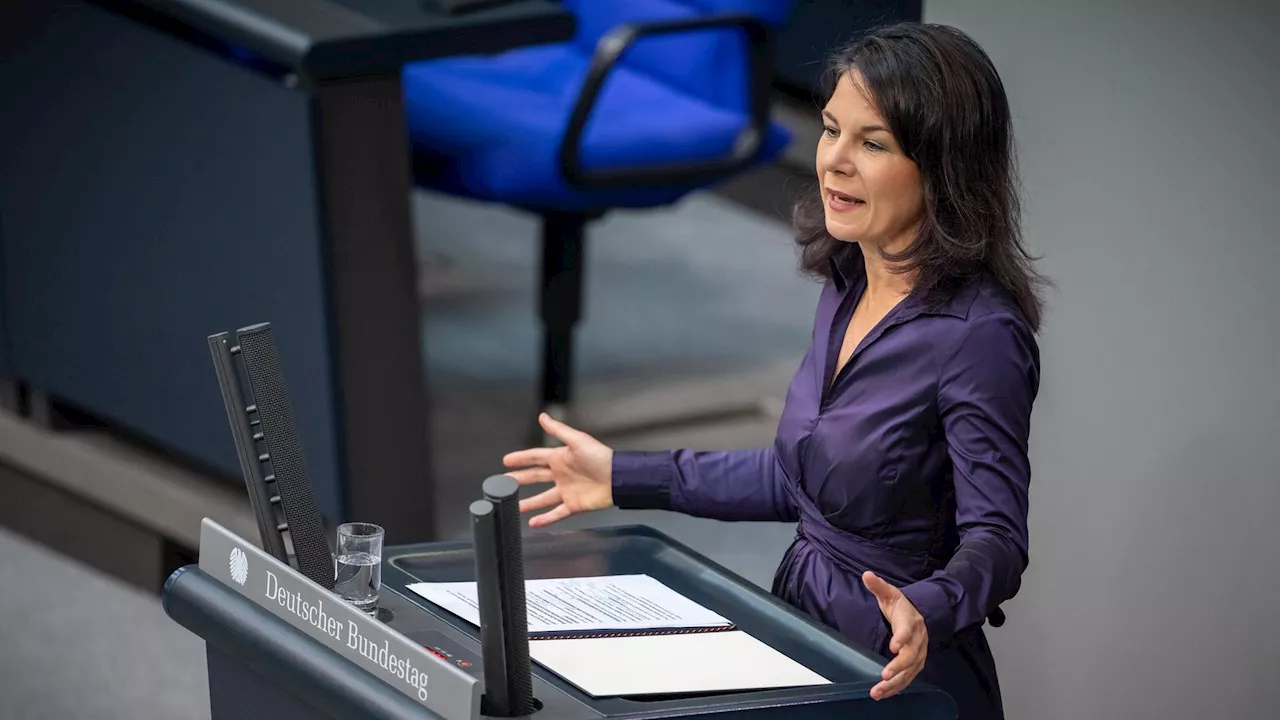 Haushaltsdebatte im Bundestag - Außenministerin Baerbock fordert 'Sicherheitshaushalt'