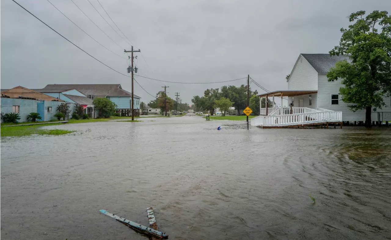 Francine toca tierra en Louisiana como huracán categoría dos