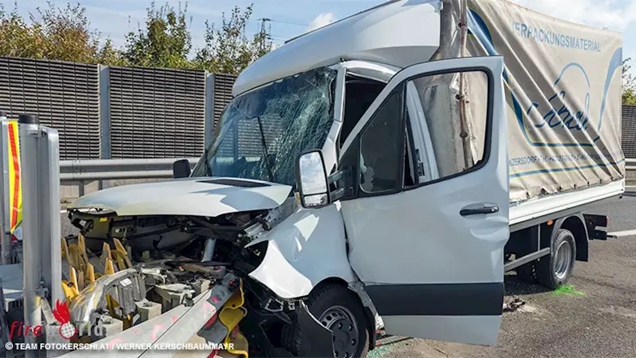 Oö: Kleintransporter kracht auf A 1 bei Enns gegen Aufpralldämpfer