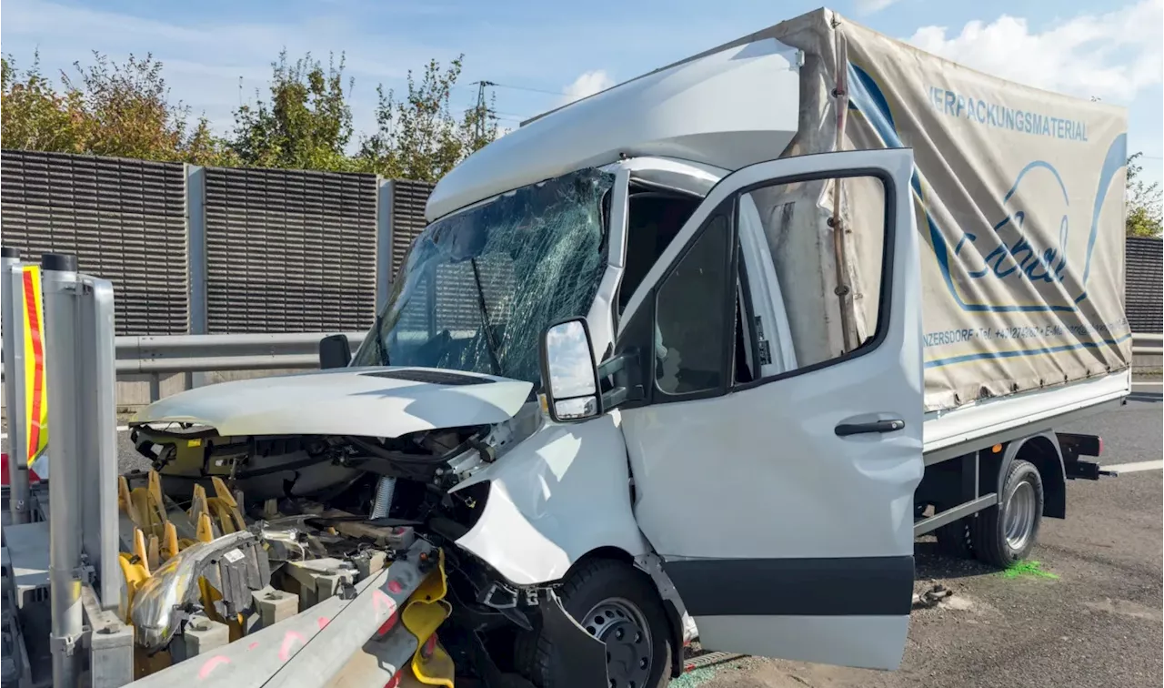 Helfer zufällig in der Nähe - Bus baut auf A1 schweren Crash