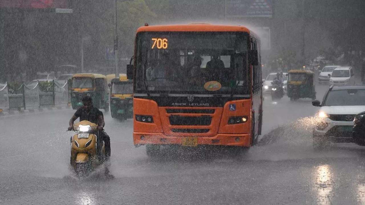 Delhi Monsoon Update: मानसून की विदाई के समय बरस रहे बदरा, बारिश का येलो अलर्ट जारी; आज गरज-चमक साथ होगी वर्षा