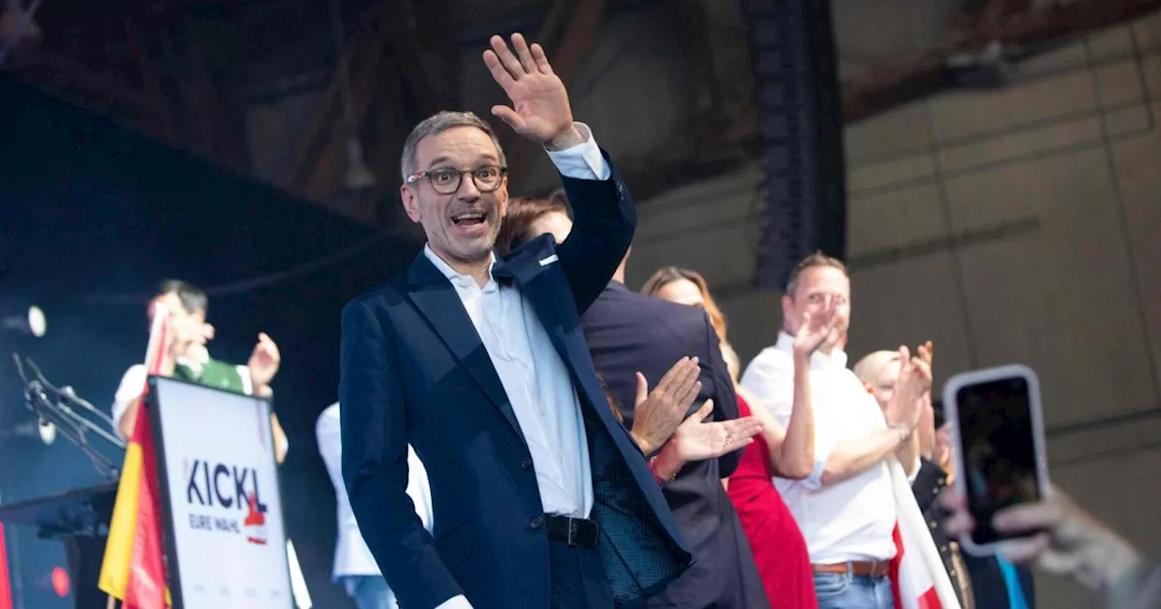 Fröhlicher Kickl am Kinderspielplatz: Hier wippt der FPÖ-Chef