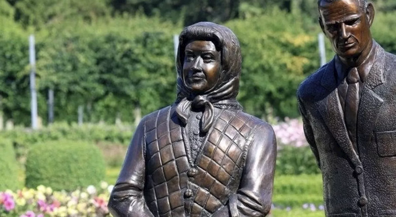 Elisabetta II, la nuova statua della regina inaugurata tra le polemiche: «Sembra Mrs. Doubtfire»