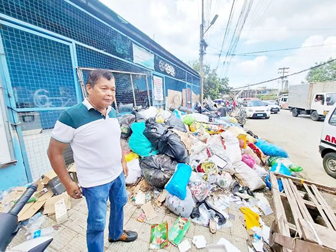 Village officials in Mandaue City cry foul over recall of garbage trucks, collectors