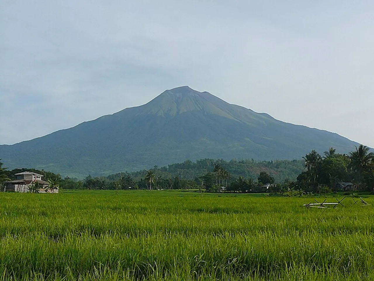 Hundreds flee after Philippine volcano warning