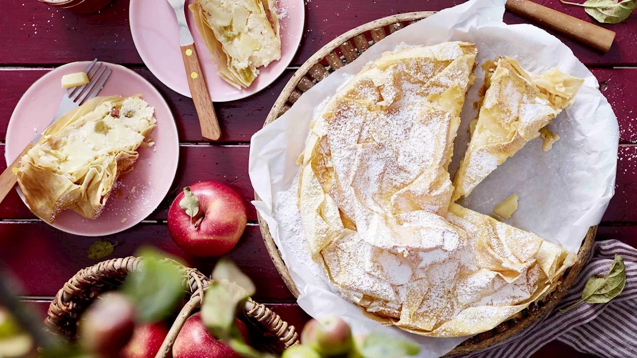 Ein Apfelstrudel als Kuchen – mit süßem Quark und Filoteig