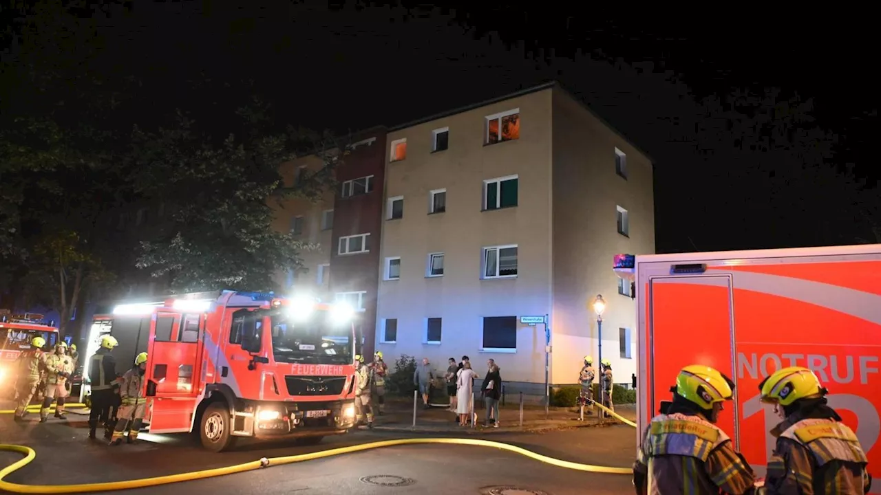 Wohnungsbrand in Spandau – Person springt vom Balkon