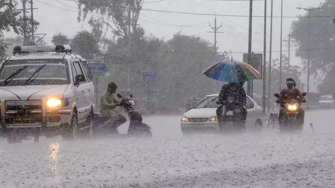 Bhopal Weather: ताबड़तोड़ बरसात से दिन में छाया अंधेरा, सड़कें डूबीं, अगले 48 घंटे तेज हवा और तूफानी बारिश का अलर्ट