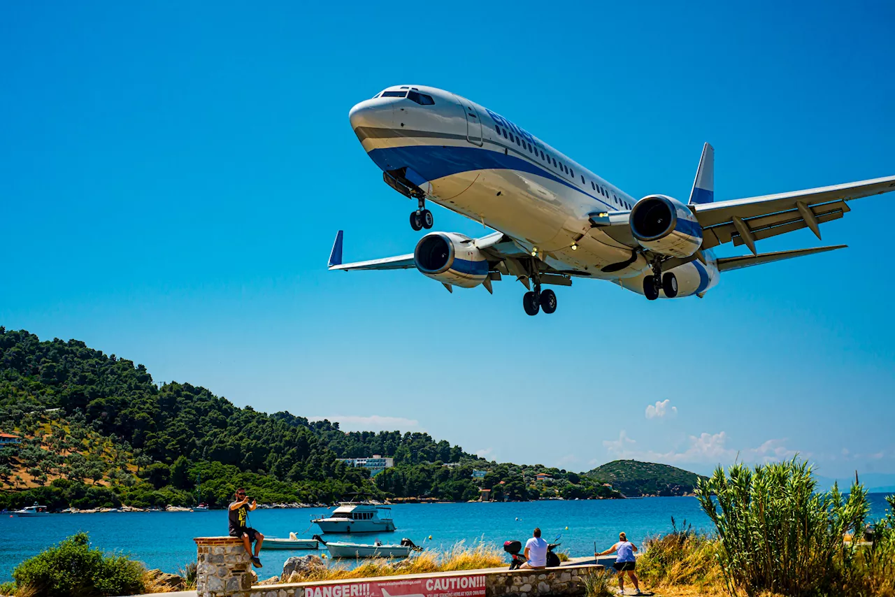 Restaurant Guests' Unique Plane View at Dinner: 'Stunning To Be That Close'