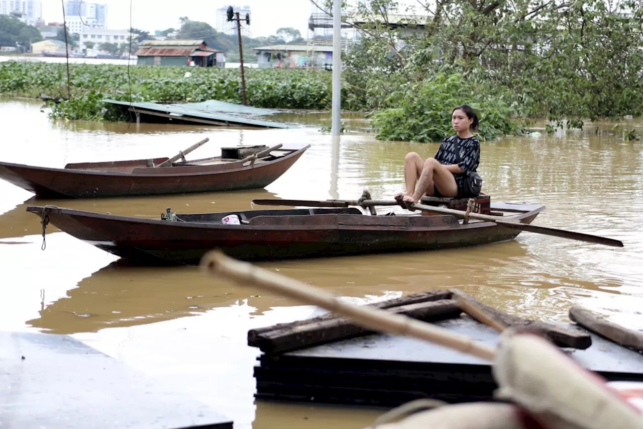 Flash flood sweeps away hamlet as Vietnam storm toll rises to 141 dead