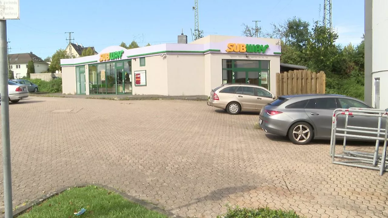 Gruppenvergewaltigung in Herford (NRW): Sieben Personen sollen 18-Jährige auf Subway-Parkplatz missbraucht haben