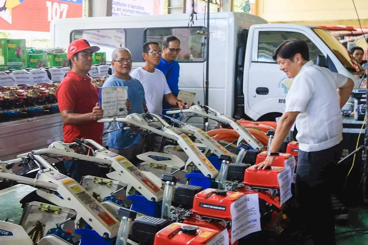 Marcos distributes aid to Ilocos farmers