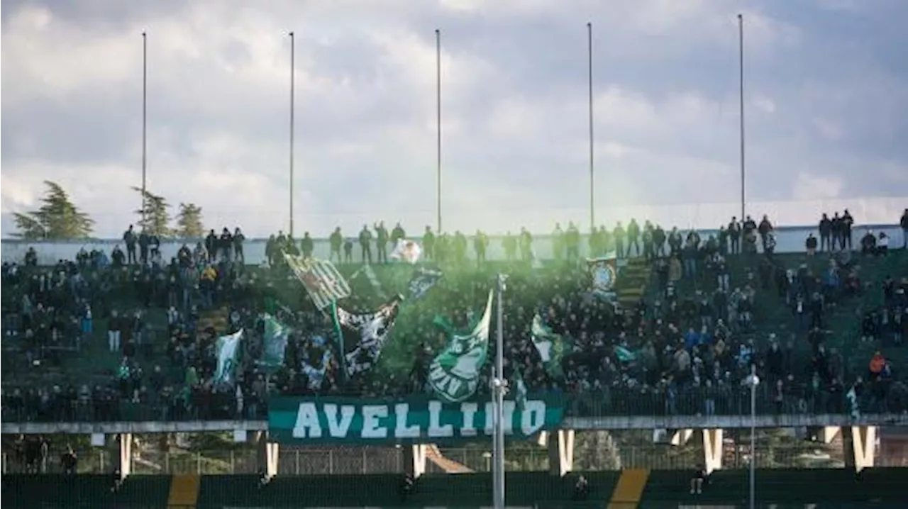 'Li vogliamo fuori dall'Avellino', la Curva Sud dura nei confronti di dirigenza e allenatore