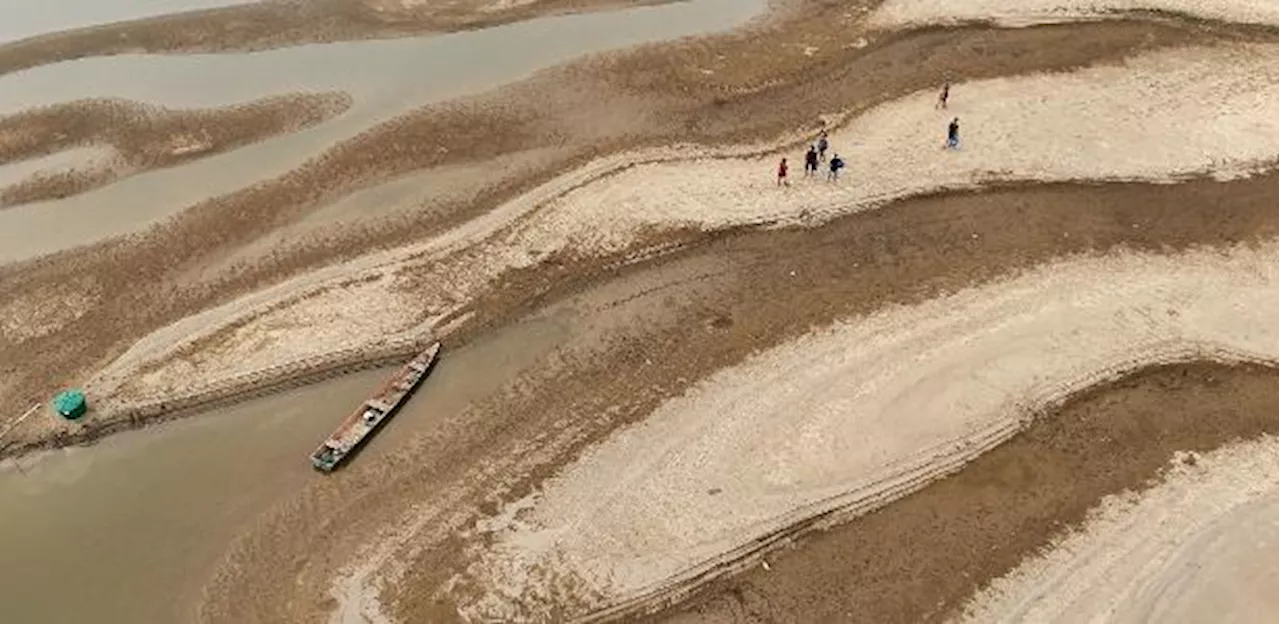 Sol 'apocalíptico' e rio 'caminhável': o clima no Brasil em fotos chocantes