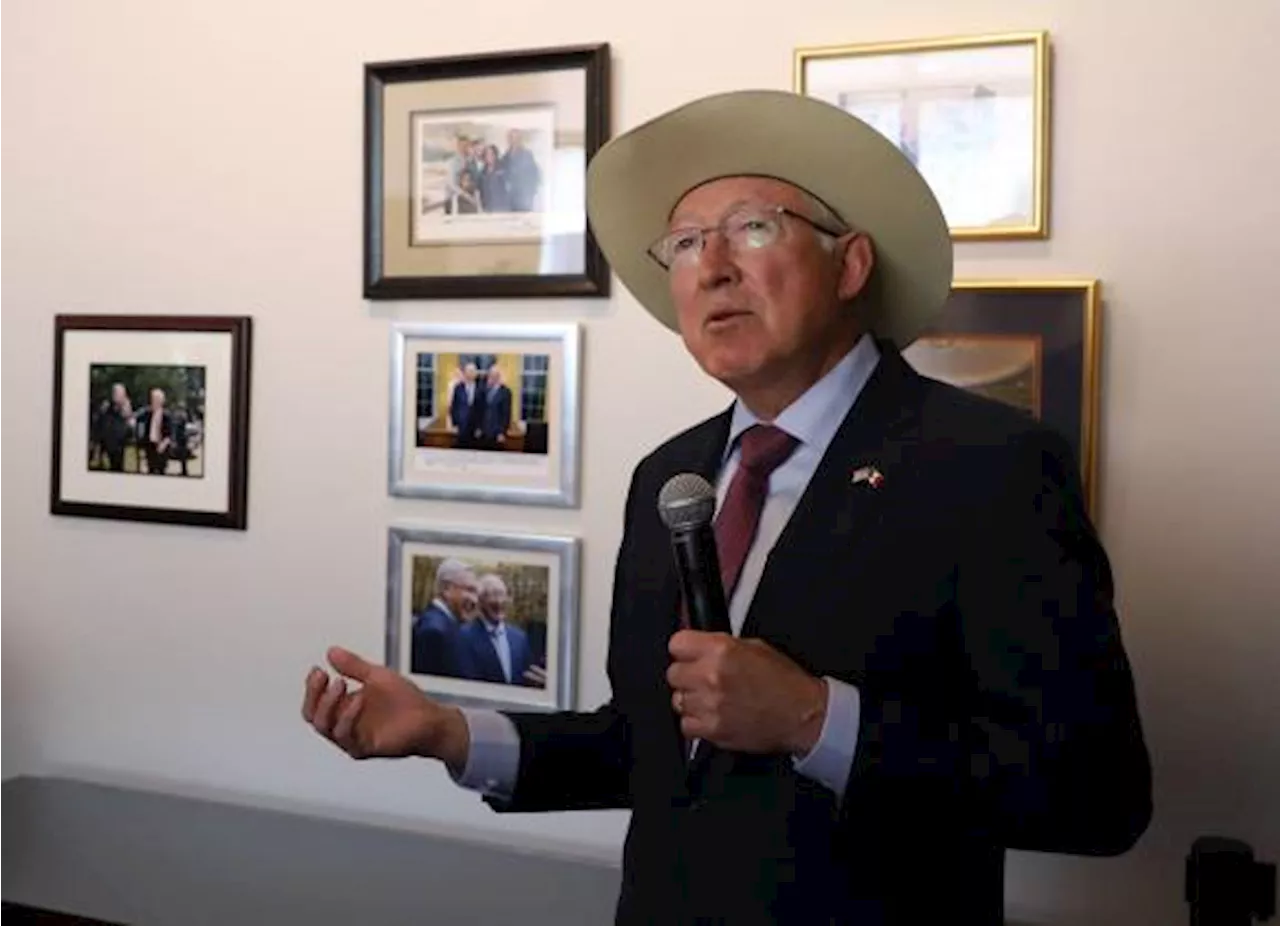 Ken Salazar advierte: vivimos en un tiempo en el que la democracia tiembla