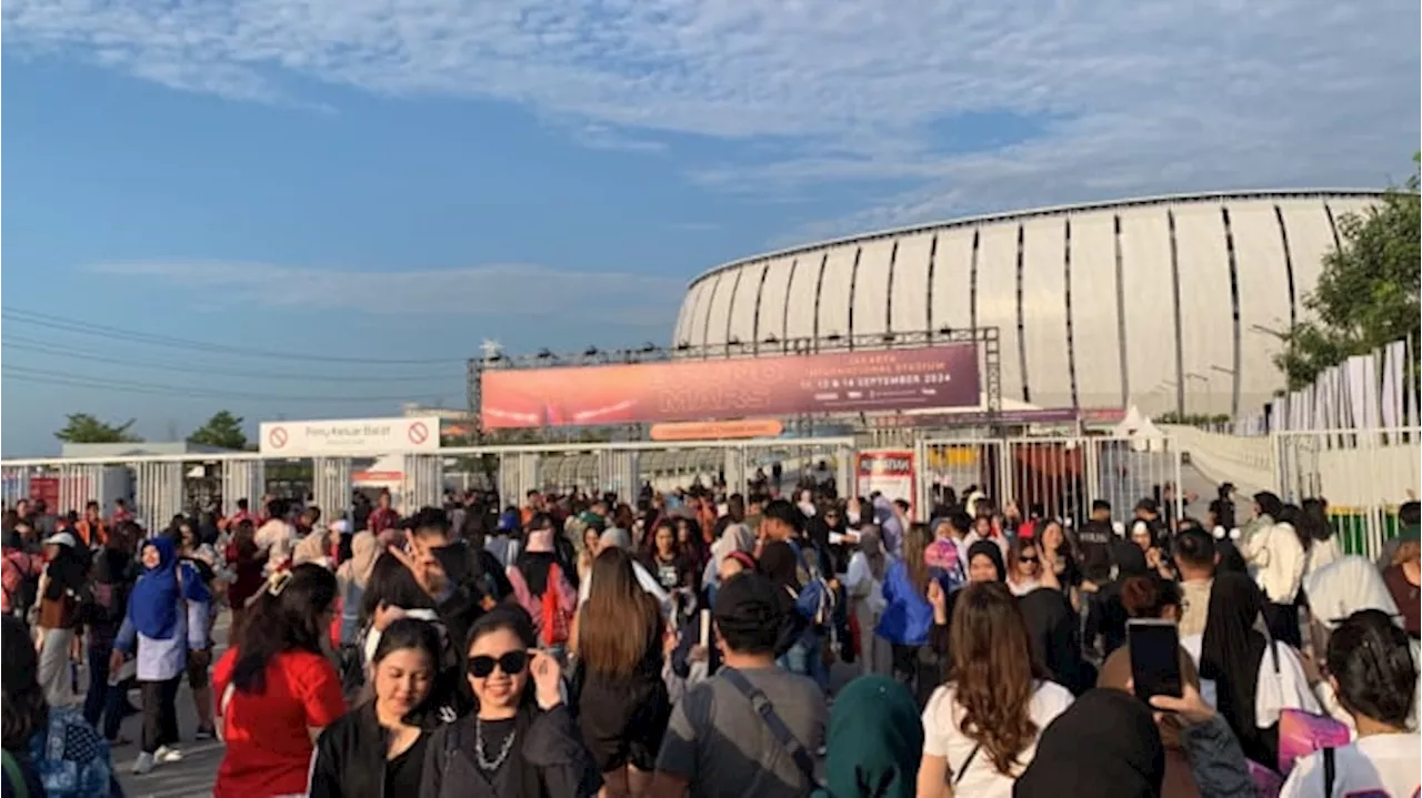 Antusias Penonton Padati Konser Bruno Mars di Jakarta International Stadium (JIS)