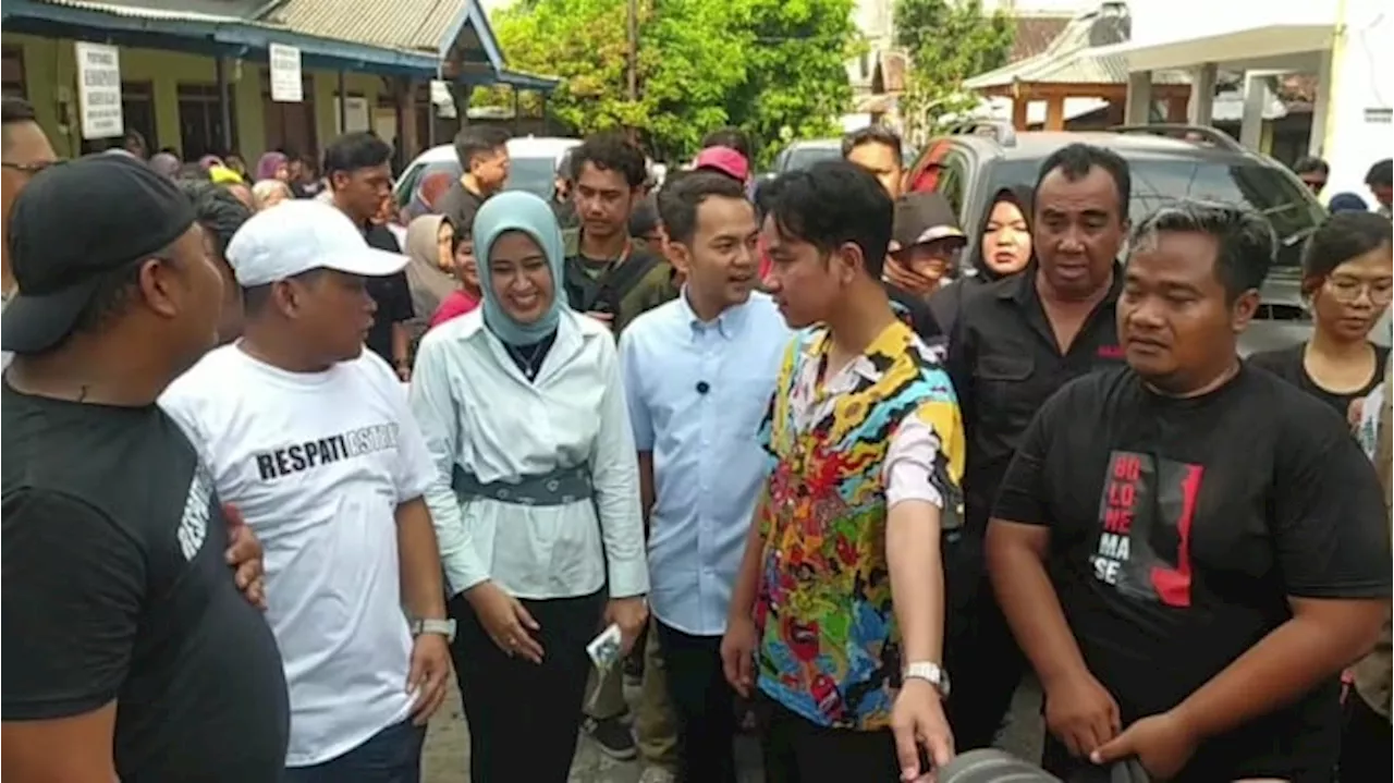 PDIP Solo Ngadu ke Bawaslu, Gibran Blusukan Bareng Respati Sambil Bagi-bagi Sembako