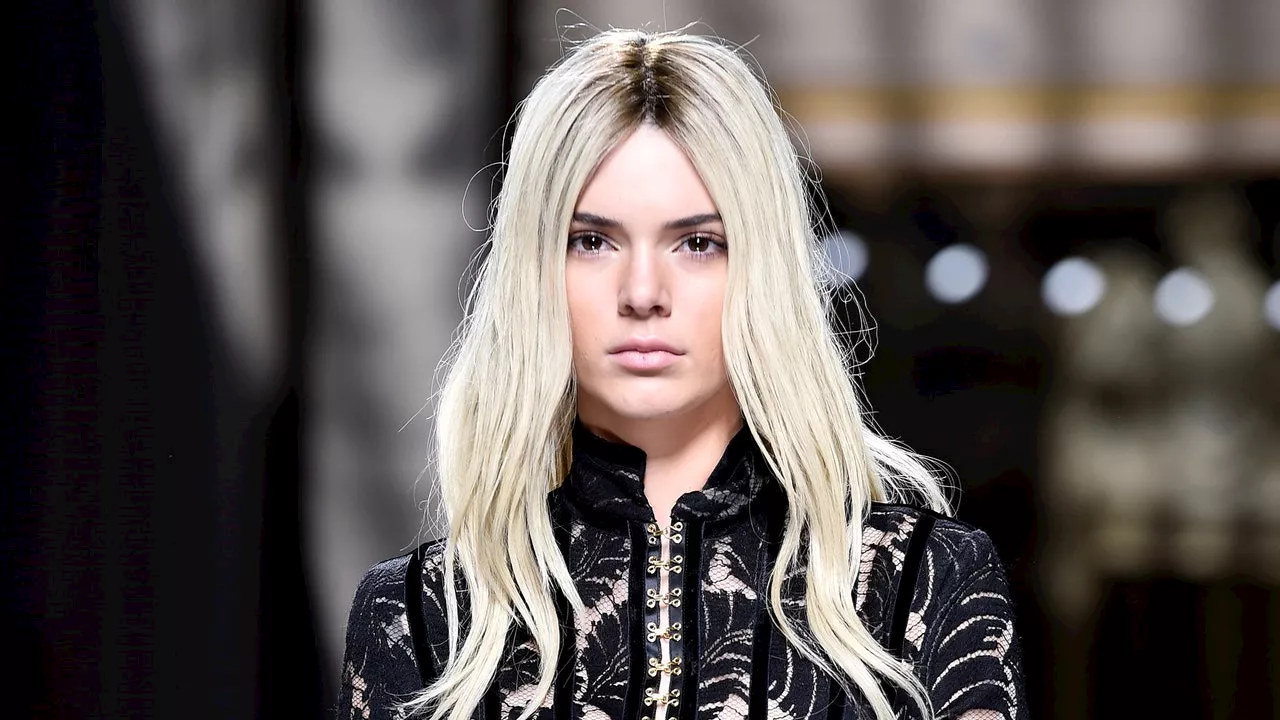 Kendall Jenner sorprende con el cabello rubio con mechas elegantes, un look ideal para otoño 2024