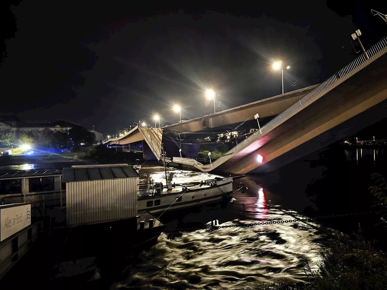 Elbbrücke in Dresden teilweise eingestürzt