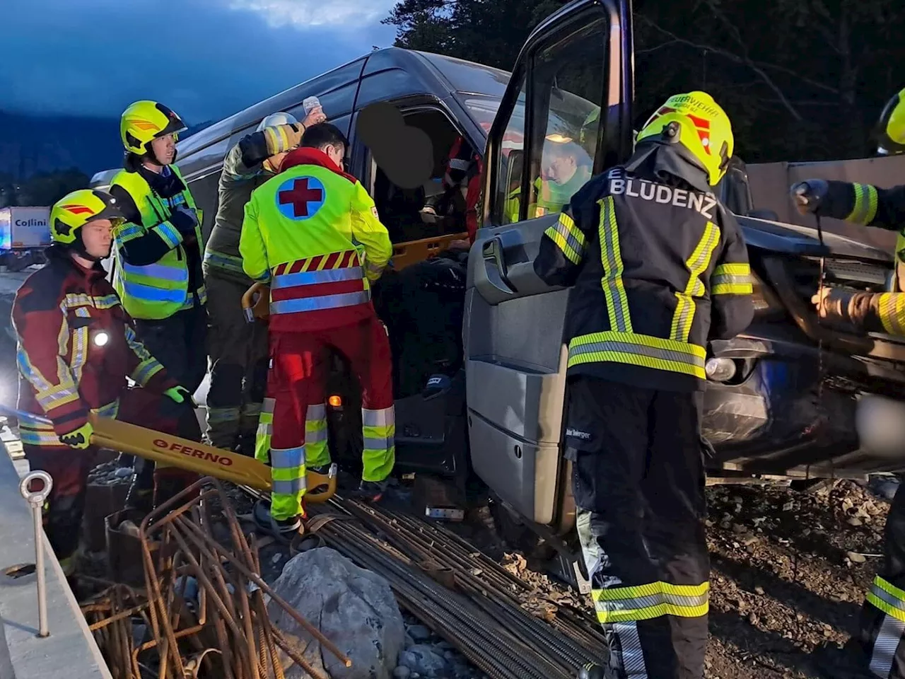 Pkw kracht in Baustelle auf der S16: Acht Personen aus Fahrzeug befreit