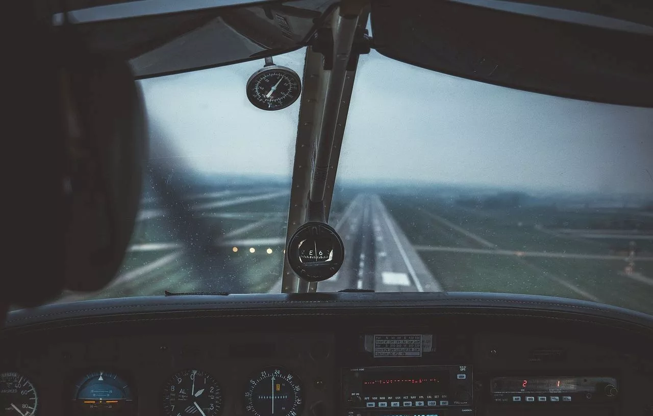 Indonésie : Un avion rate son décollage et heurte un mur, trois personnes grièvement blessées