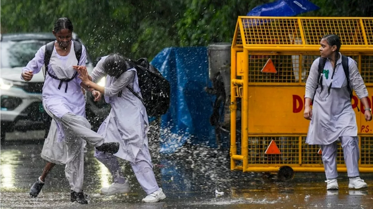 Delhi Rains: रातभर बरसात में भीगी दिल्ली, जगह-जगह भरा पानी, आज तेज हवाओं के साथ भारी बारिश का अलर्ट