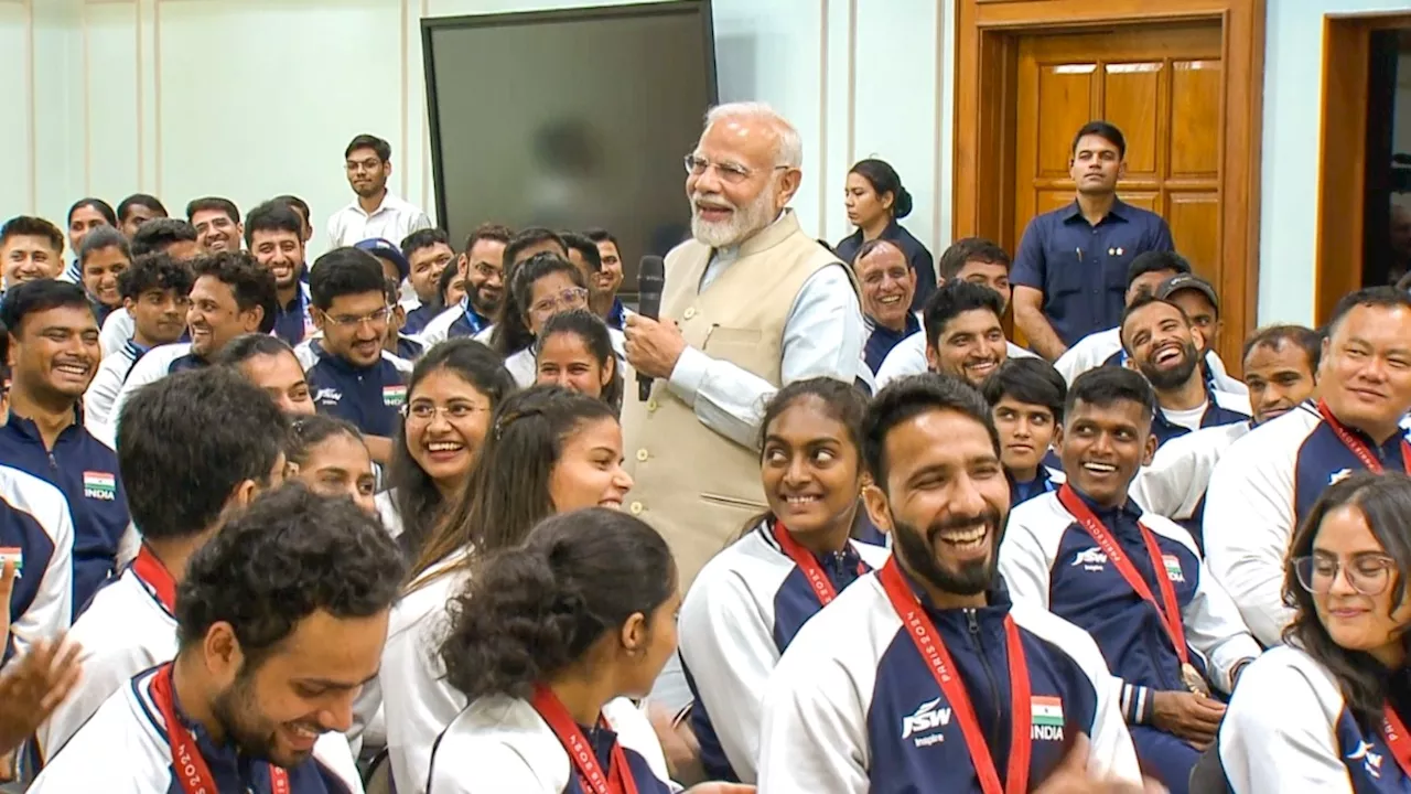 PM Modi meets Paralympic Medallists: पैरालंपिक पदकवीरों से मिले पीएम मोदी... जूडो प्लेयर कपिल ने मेडल पर लिया ऑटोग्राफ