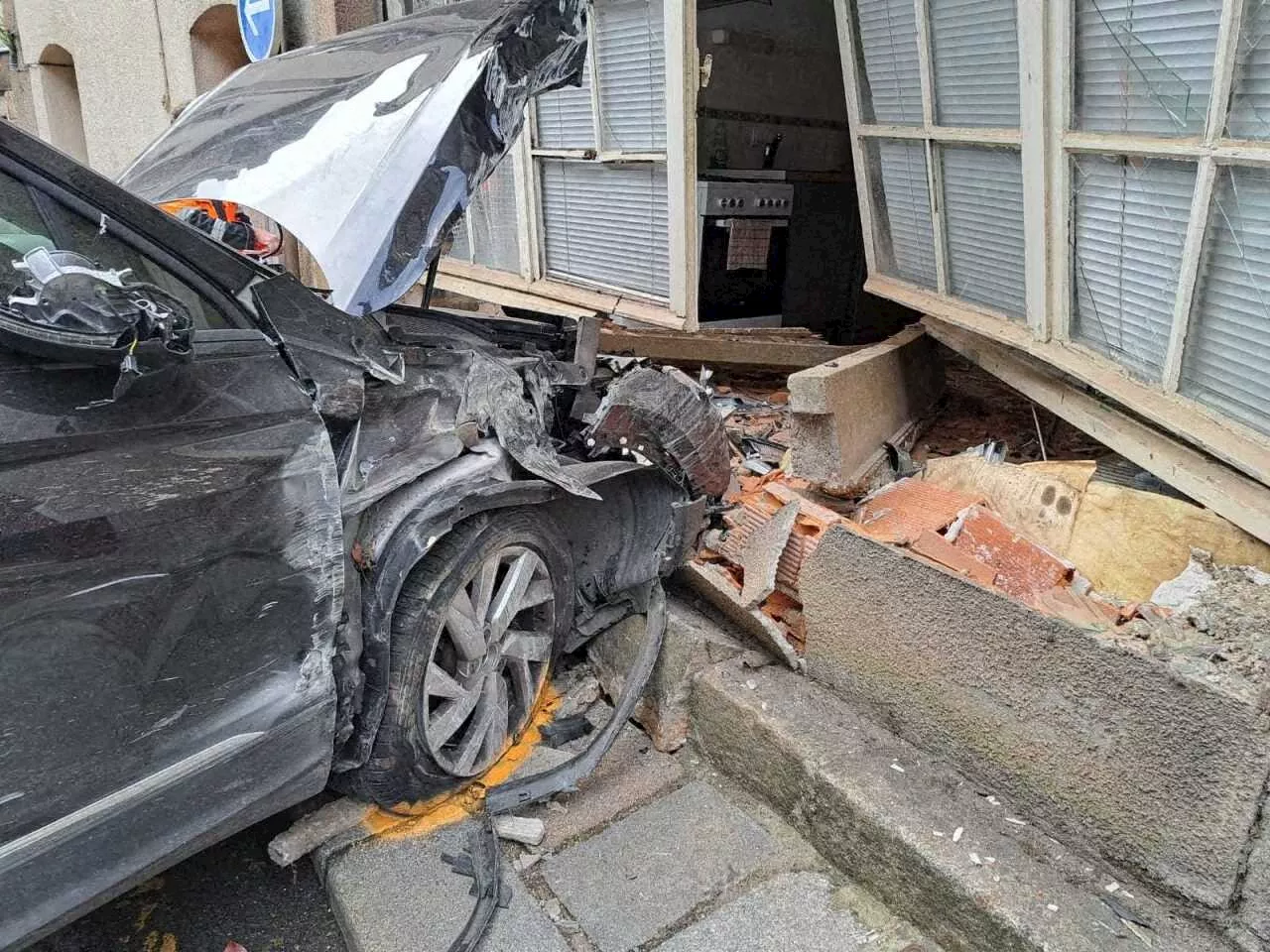 Une voiture pulvérise la façade d'une maison en centre-ville de Fougères