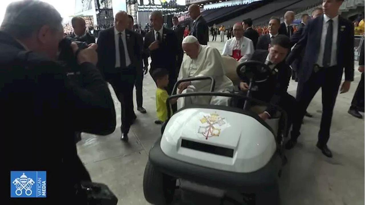 Il Papa a Singapore, 50 mila persone alla messa allo stadio