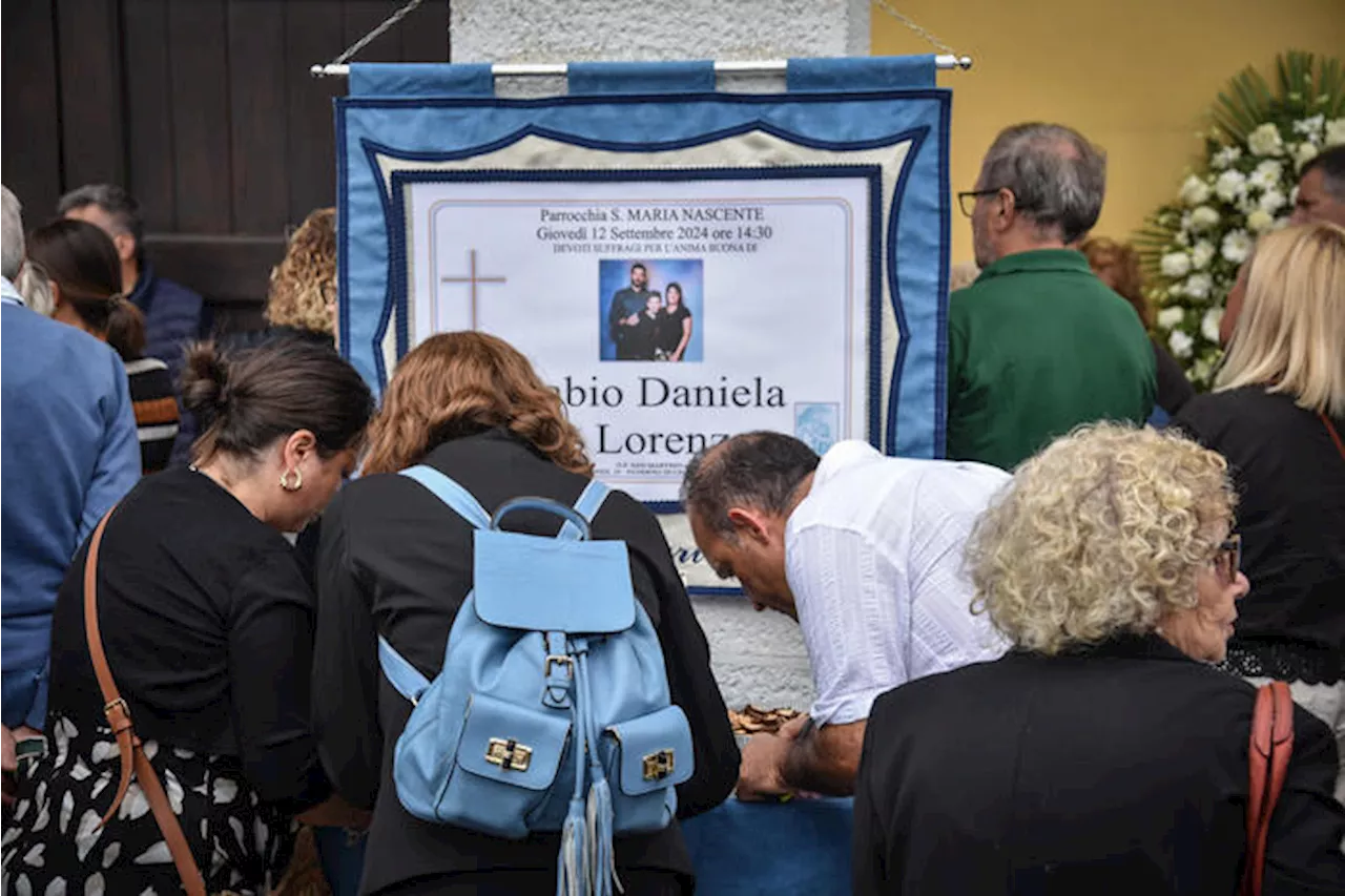 In migliaia ai funerali della famiglia uccisa nel Milanese