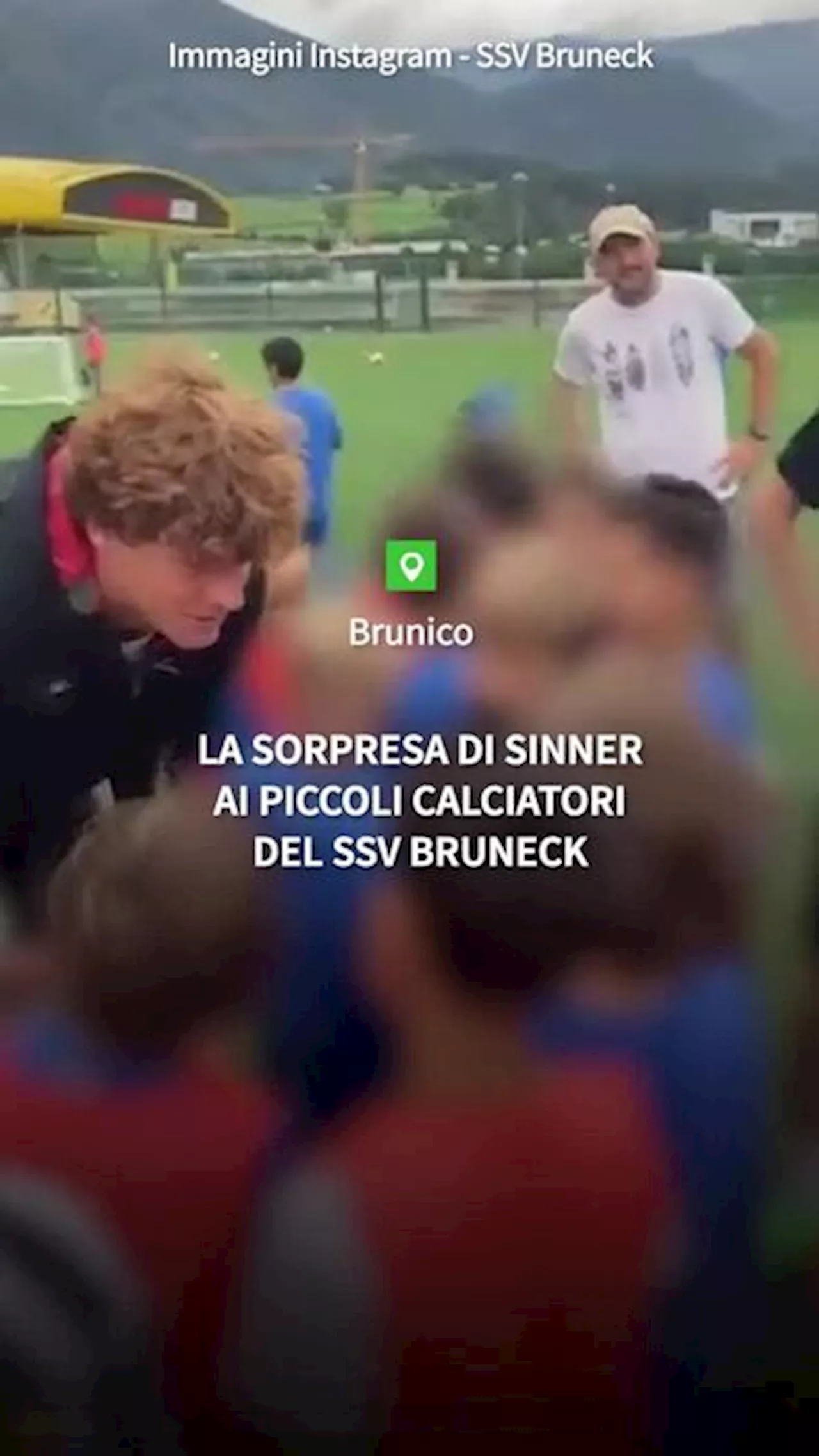 La sorpresa di Sinner ai piccoli giocatori del SSV Bruneck