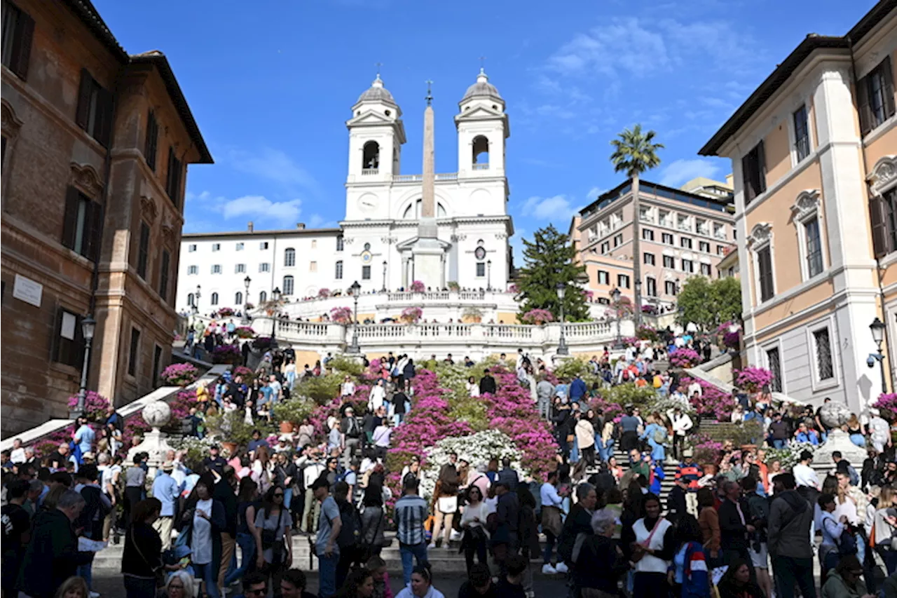 Trinità dei Monti, in un rapporto della Corte dei Conti di Parigi, affidata alla Francia. Rampelli: 'Le comiche'