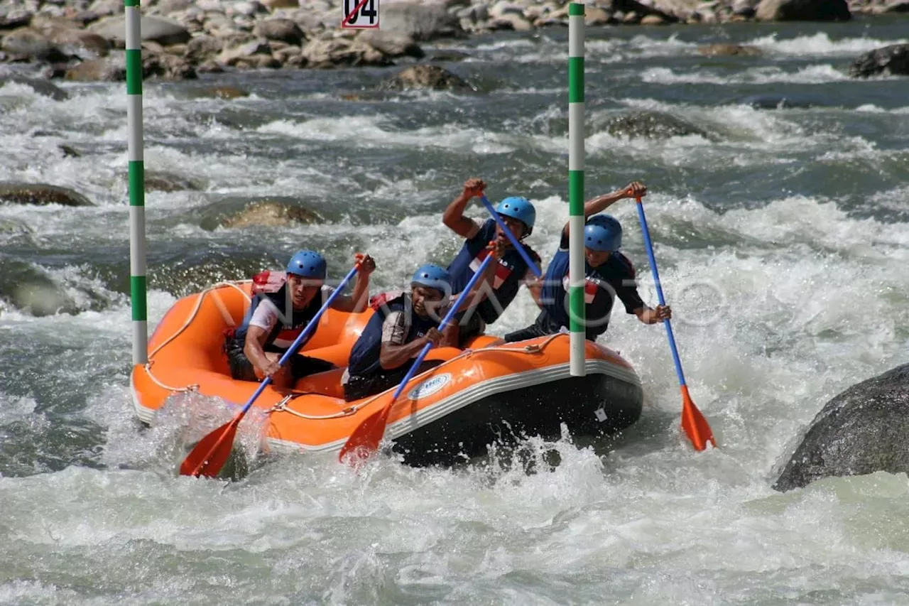 Tuan rumah PON XXI berbagi dua medali emas pertama arung jeram