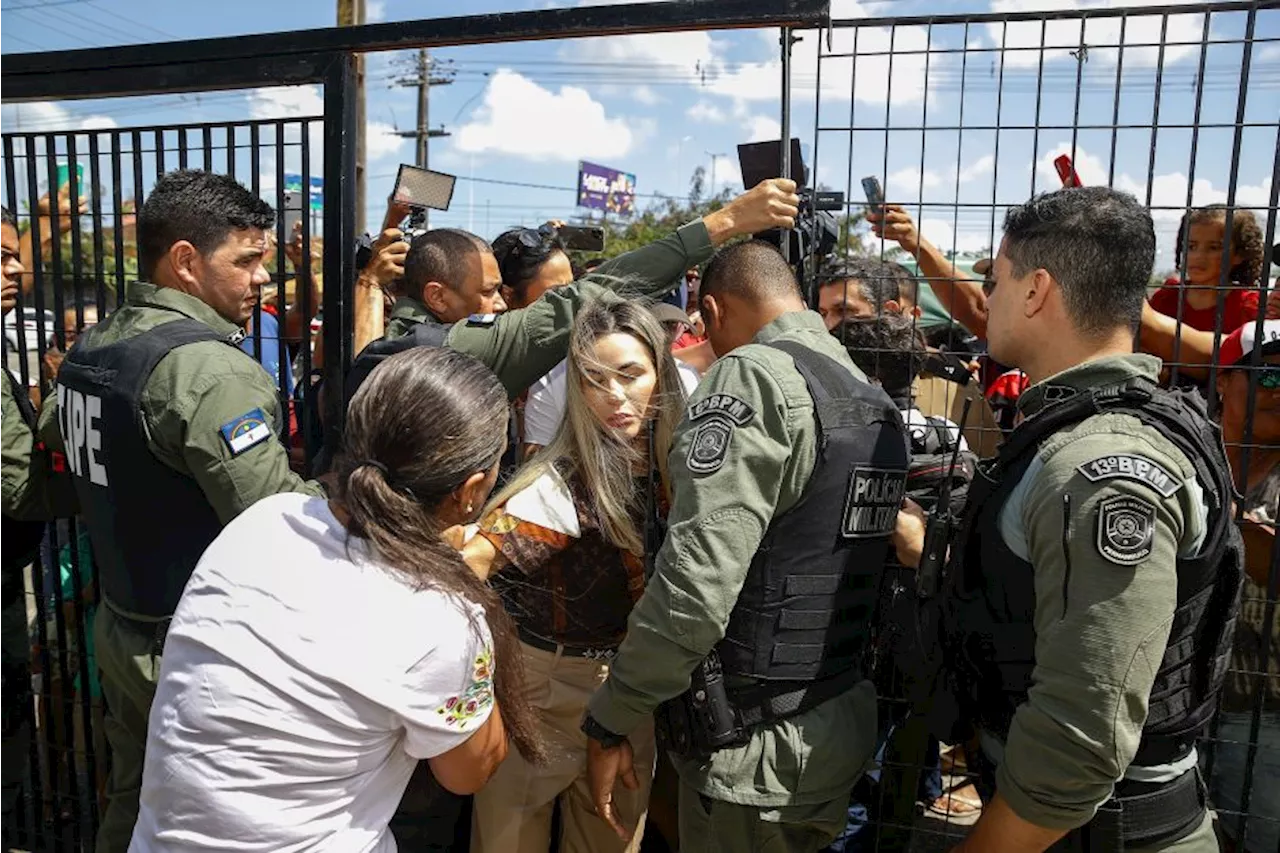 Caso Deolane: em decisão, Justiça acusa família da ré de pagar manifestantes na porta da prisão