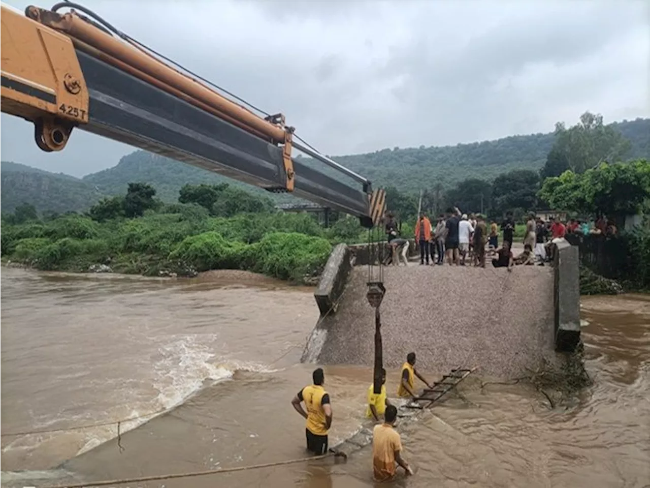 सवाईमाधोपुर में बारिश आफत बनकर बरसी: राजबाग पुलिया टूटने से लोग फंसे, क्रेन से किया रेस्क्यू