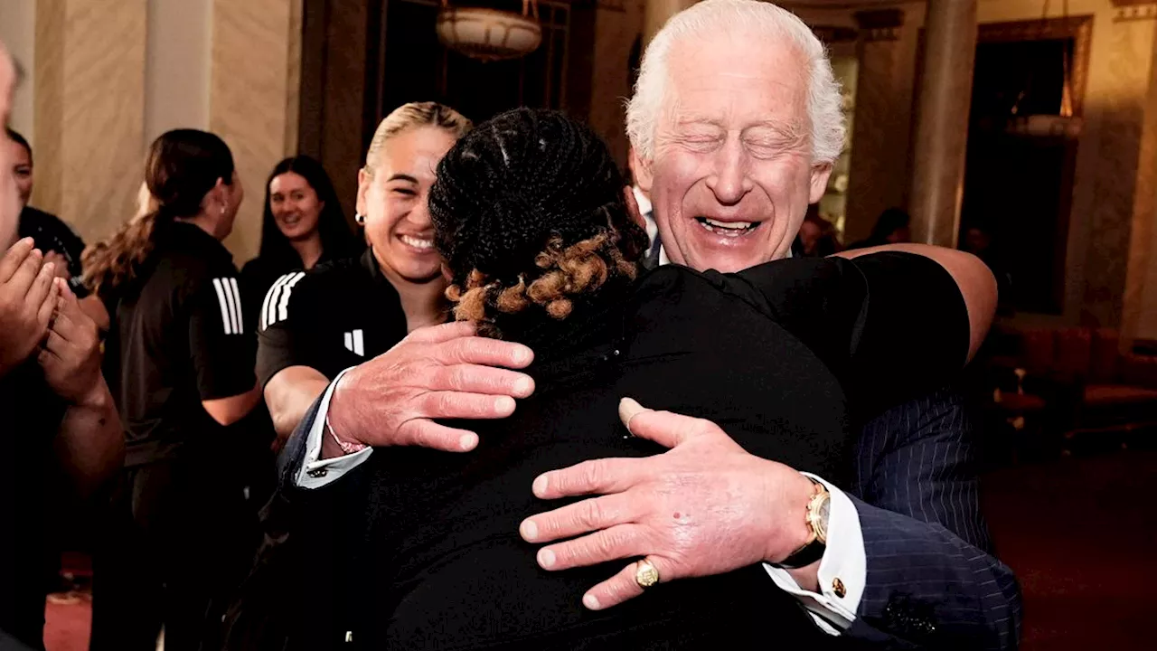 Audienz im Buckingham-Palast: König Charles lässt sich von Rugby-Spielerinnen umarmen