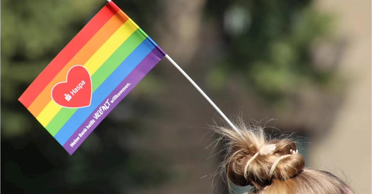 „Wollen ein Manderl und ein Weiberl“: FPÖ-Poltiker Gruber wirft Regenbogenfahne in Mistkübel