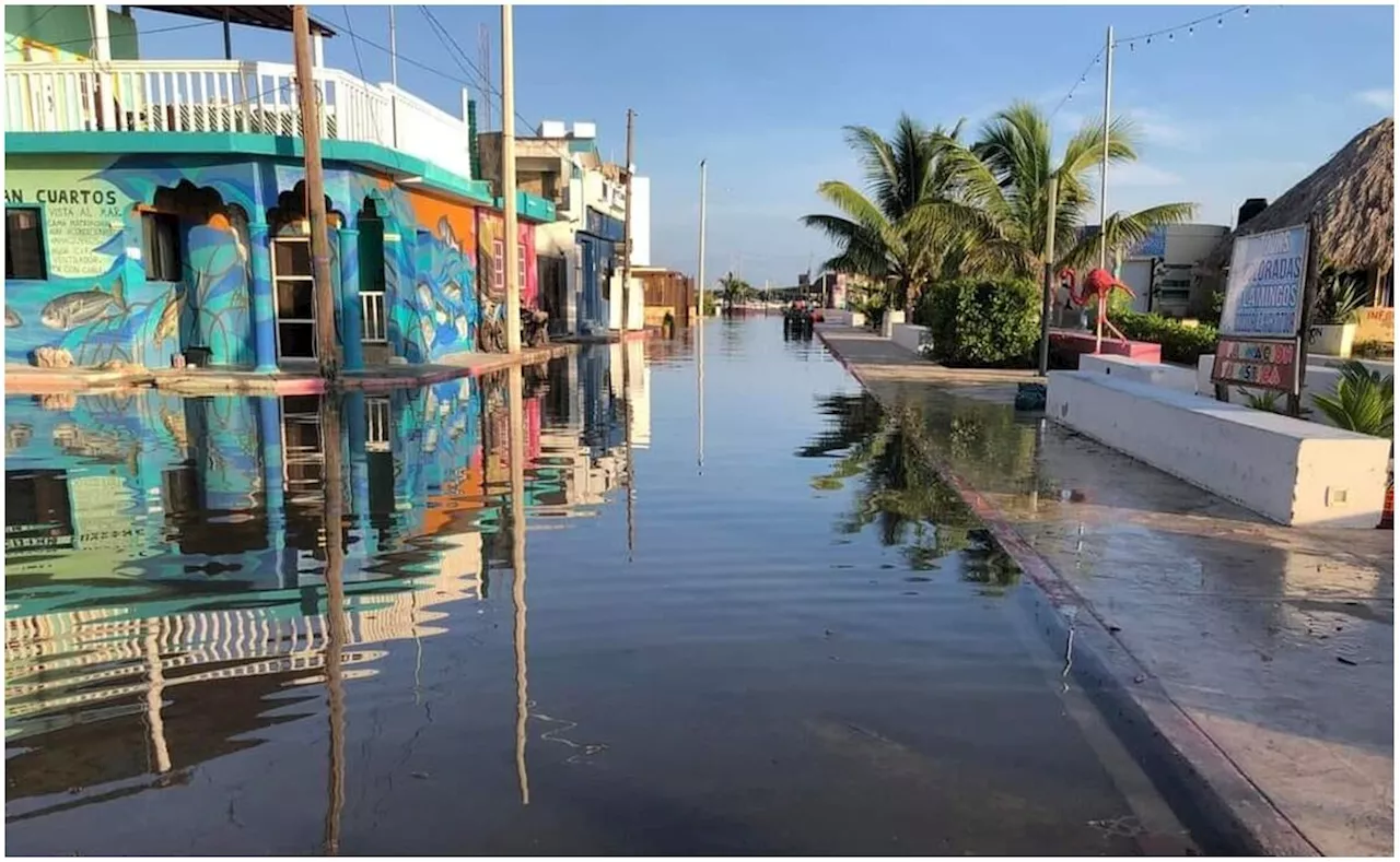 Creciente del mar en Río Lagartos, Yucatán, inunda las calles principales de la región